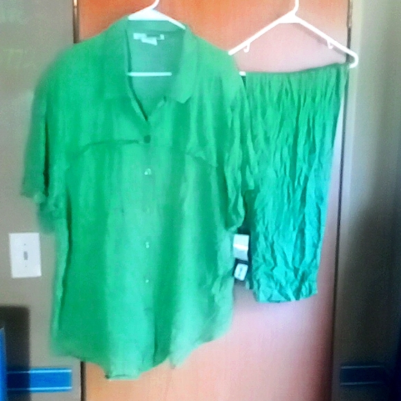 C. M. Shapes 2x blouse and pant set - Picture 1 of 4